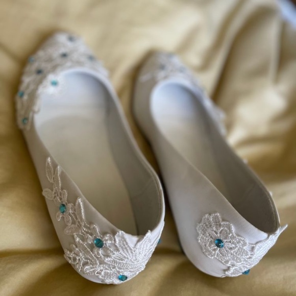 White cute shoes - Picture 2 of 3